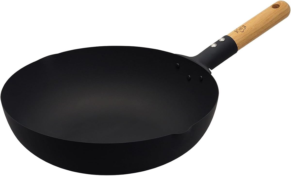 Takumi Japan MGIT30P Magma Plate carbon steel frying pan in matte black with a bamboo handle