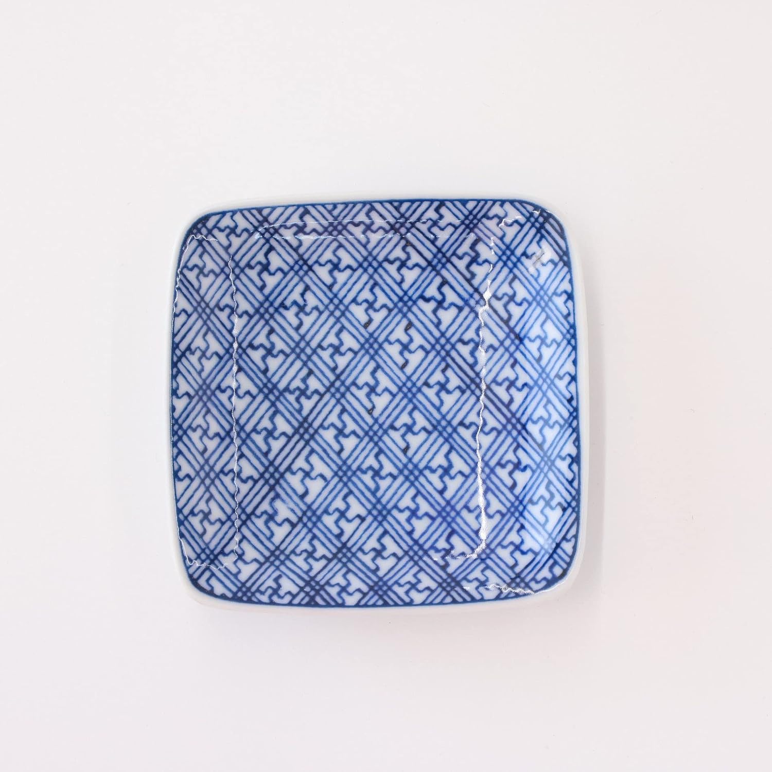 Square plate with a dense blue lattice pattern