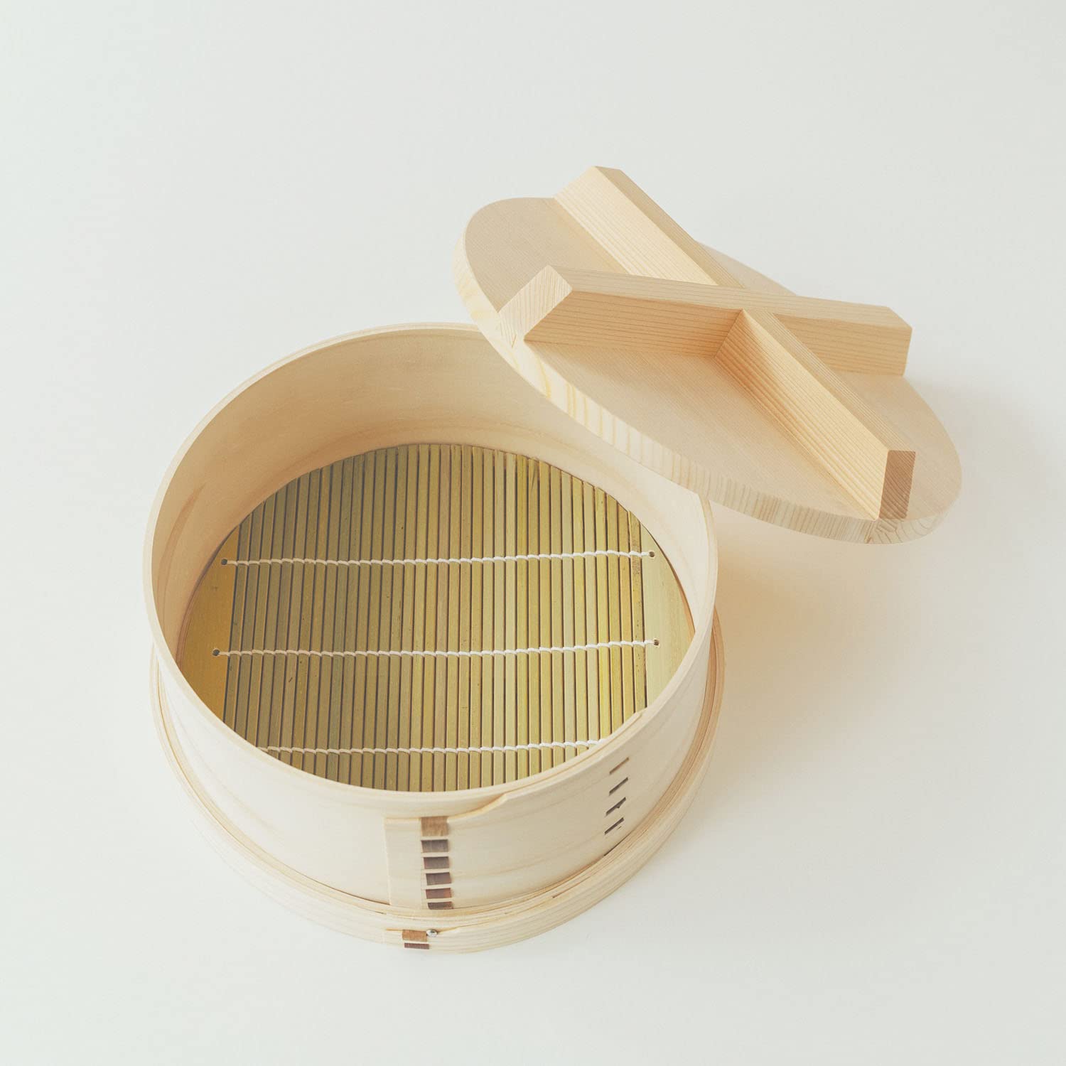 Open Nichinichi Dogu seiro showing the removable bamboo slat base inside the bentwood body